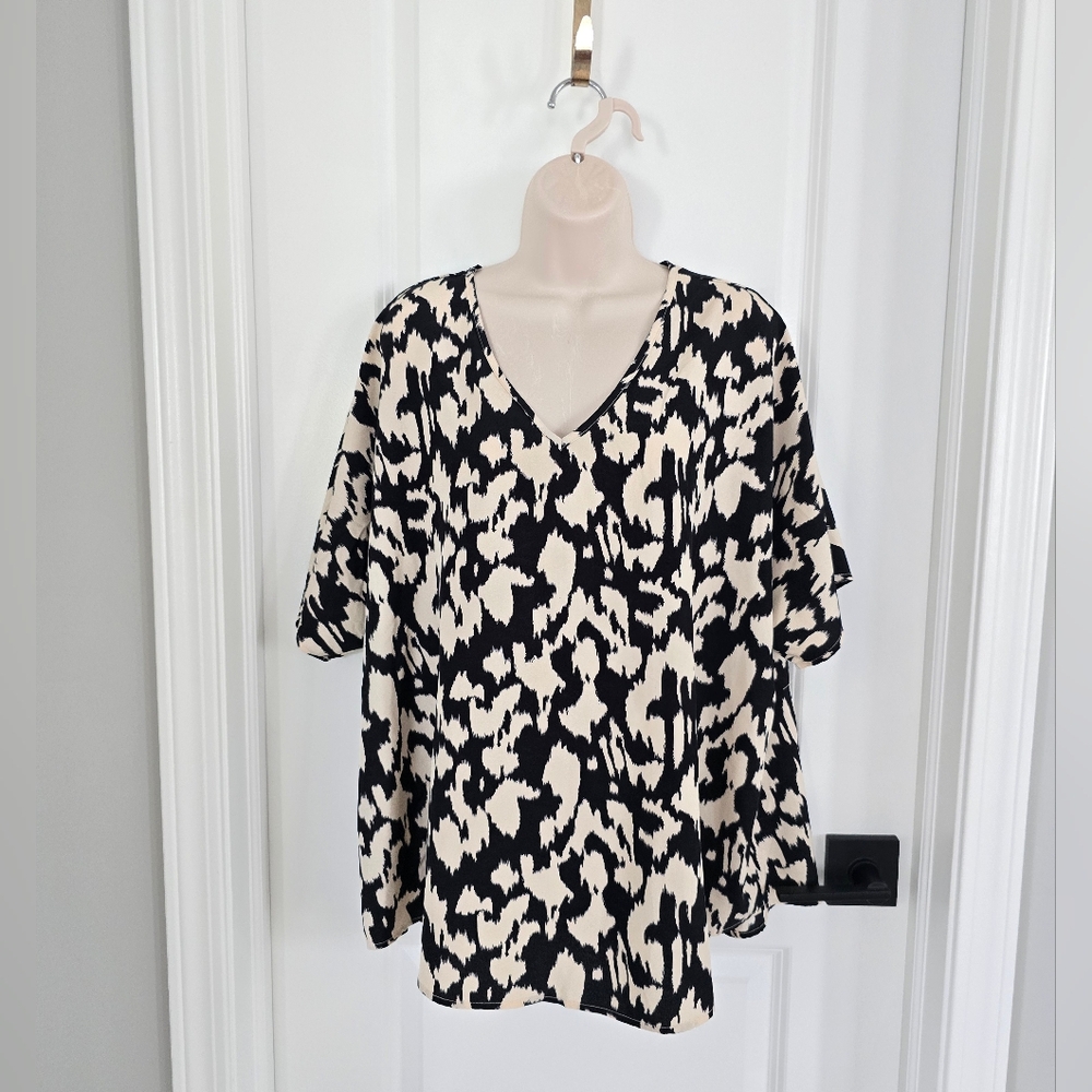 JODIFL Black and Cream Patterned Flowy Blouse Sz Small Worn 1x